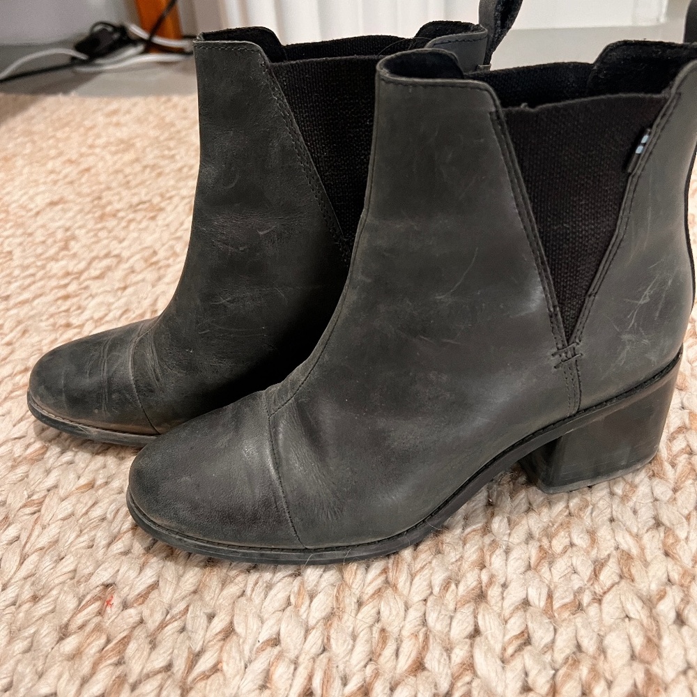 Black TOMS Chelsea pull on boot size 8.5